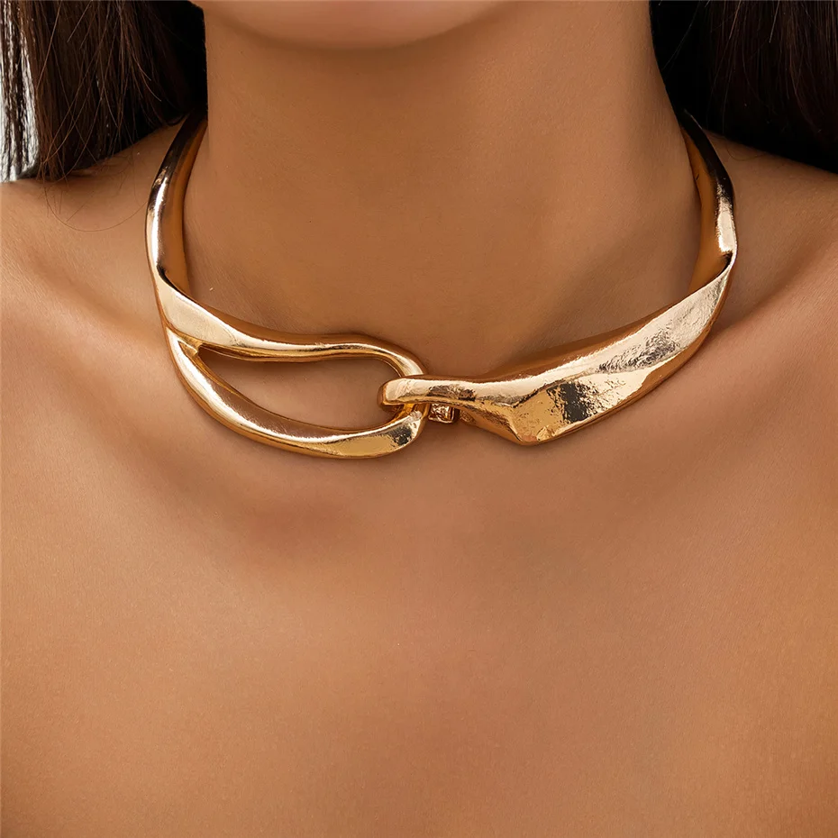 Collier en or au design audacieux