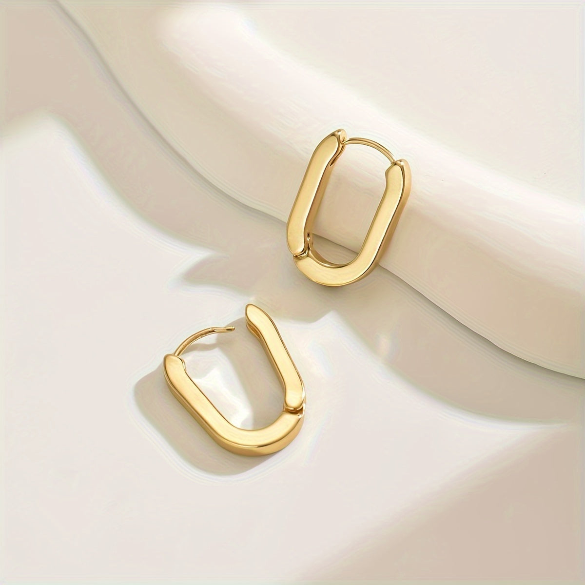 Boucles d'oreilles créoles élégantes au design géométrique