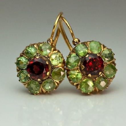 Elegantes pendientes redondos con cristales verdes y rojos