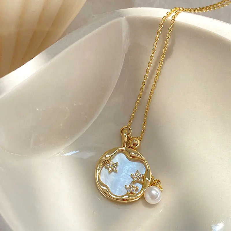 Collier en or avec pierre de lune et perle